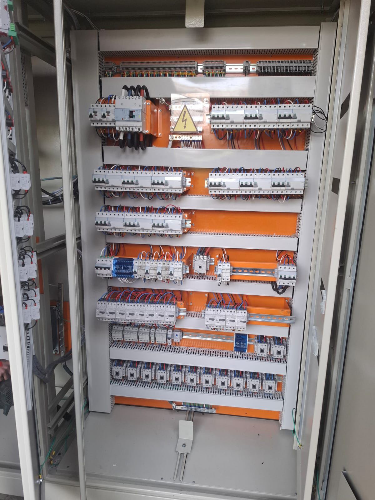 Armado e instalación de tableros eléctricos realizado por Electric Blessing Muñoz SPA.