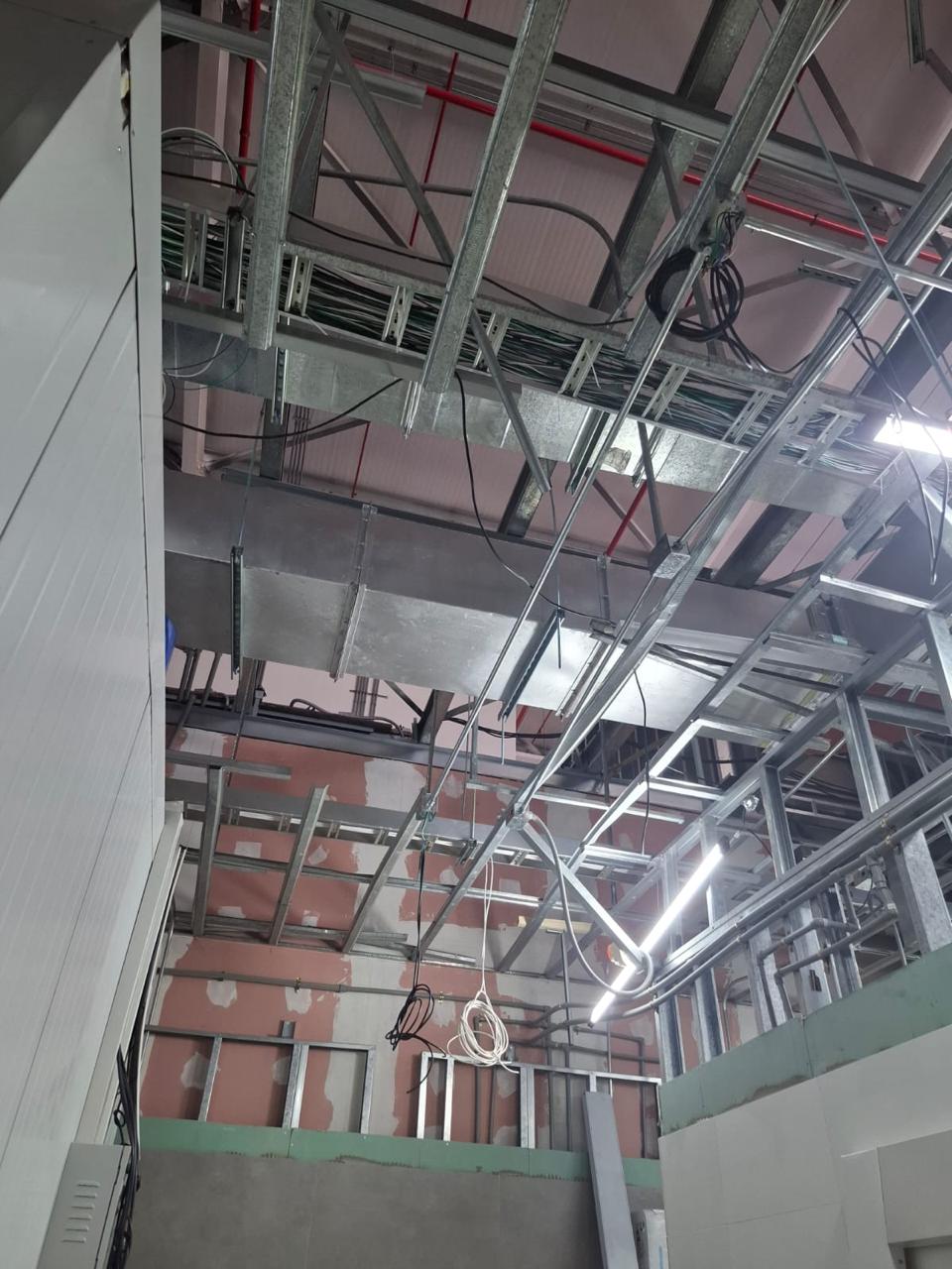 Desarrollamos soluciones eléctricas para espacios urbanos, comerciales e industriales, incorporando sistemas de iluminación eficientes, seguros y de alto rendimiento. Nuestro objetivo es mejorar la visibilidad, la seguridad y la eficiencia energética de cada proyecto.