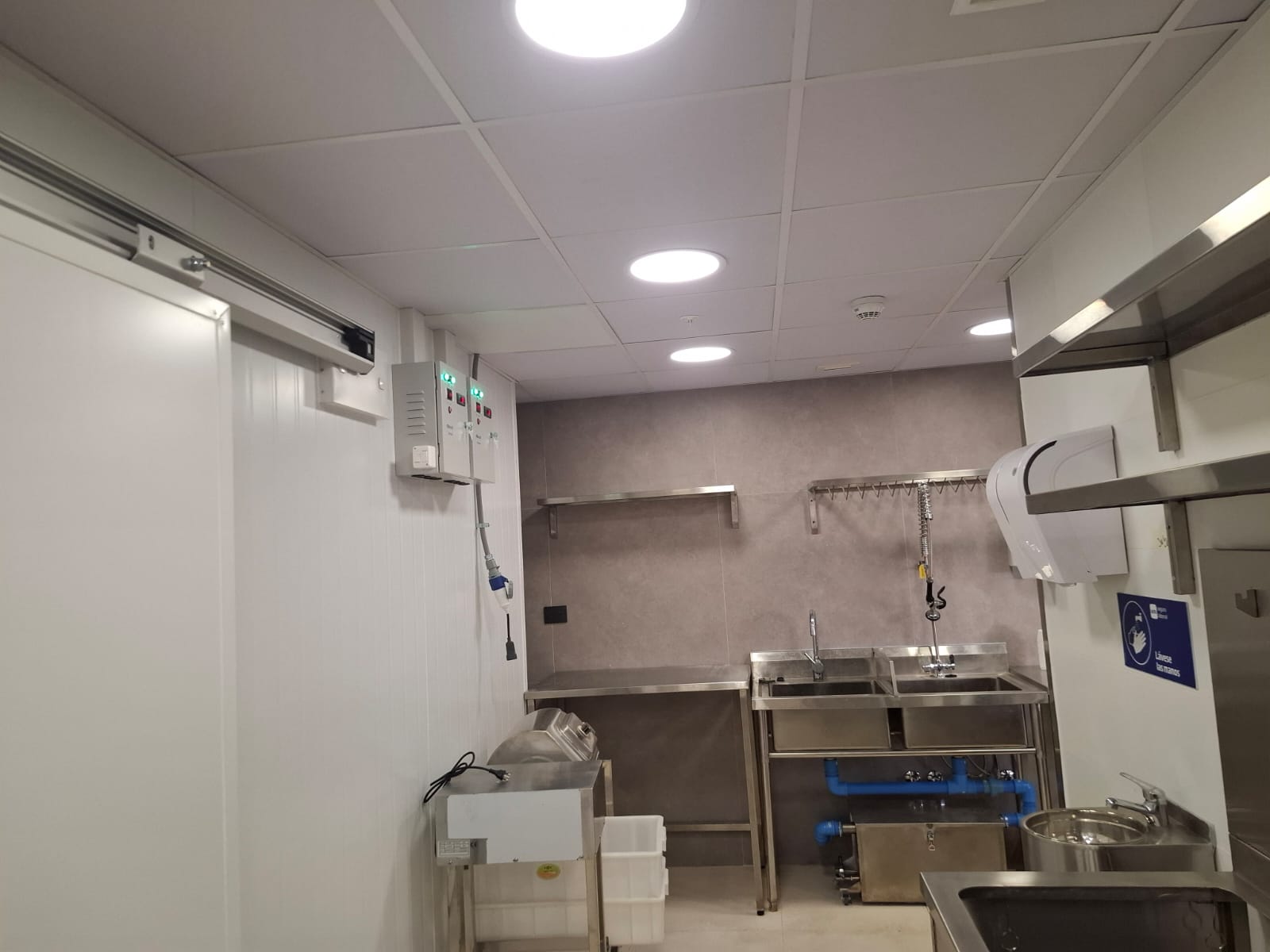 Desde pequeñas reparaciones hasta proyectos industriales de gran envergadura, ofrecemos soluciones confiables, atención personalizada y presupuestos sin compromiso.